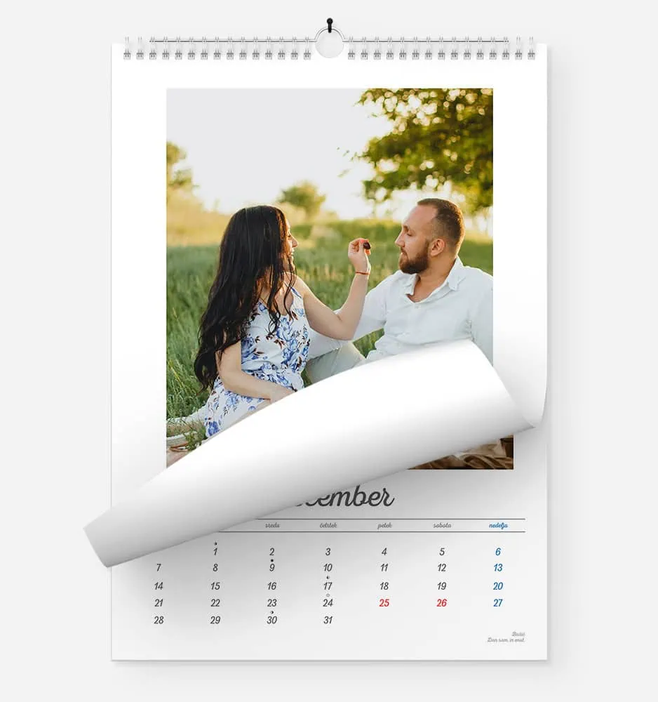 Stenski koledar s fotografijami.