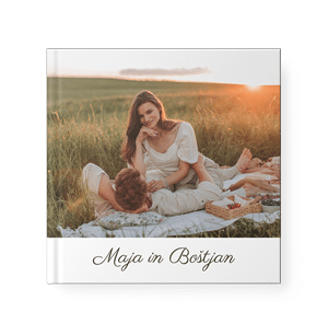 Klasična fotoknjiga s trdo platnico.