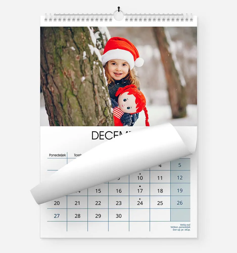 Stenski koledar s fotografijami.