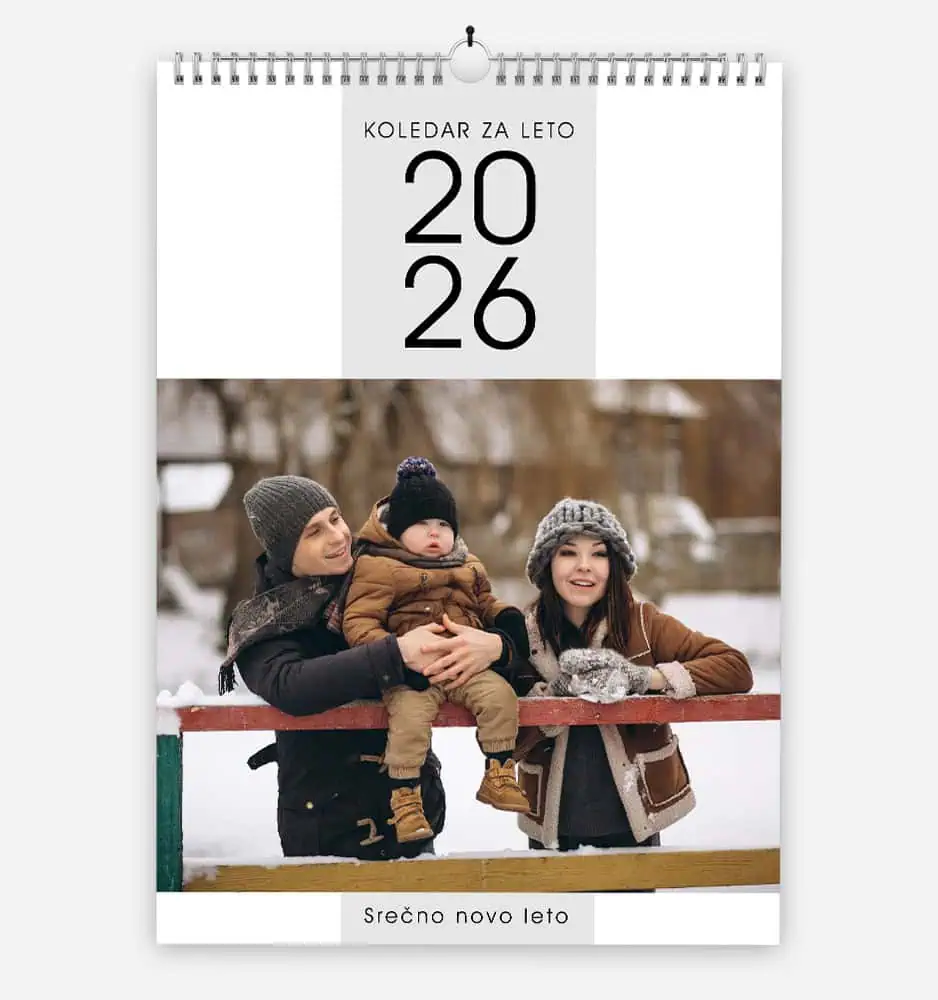 Stenski koledar s fotografijami.