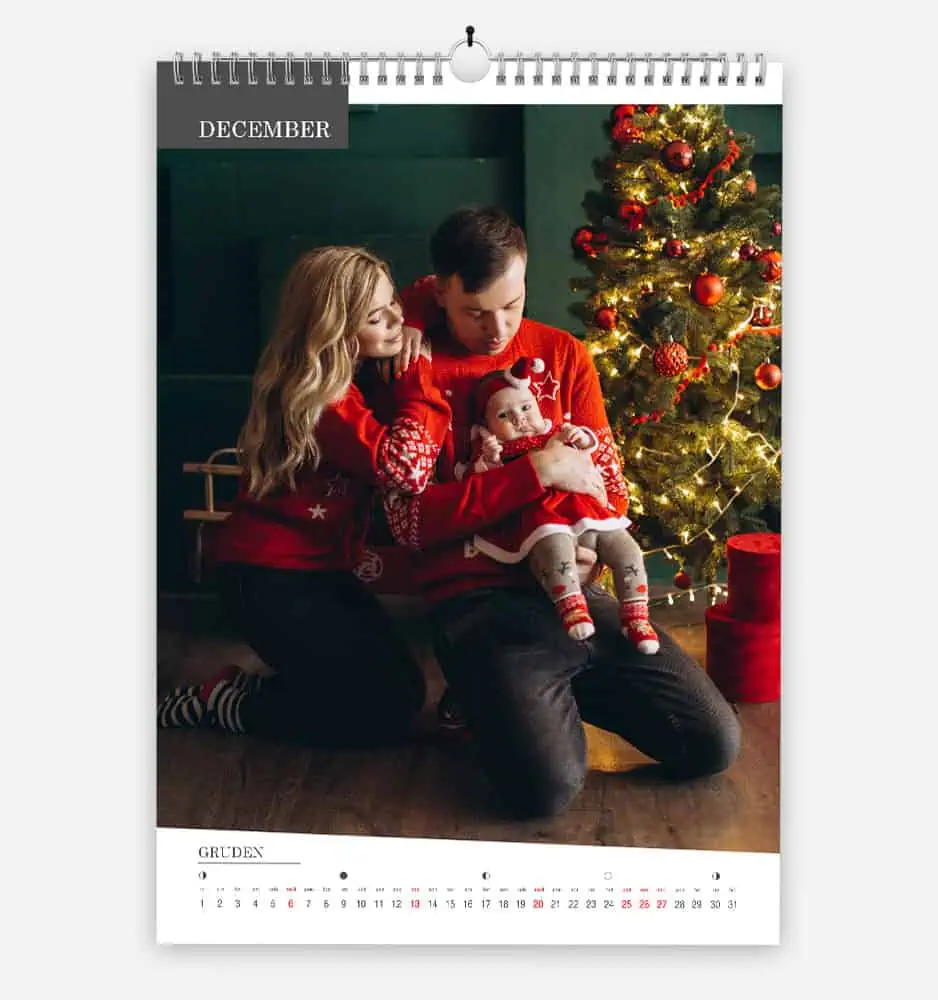 Stenski koledar s fotografijami.