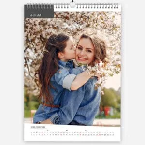 Stenski koledar s fotografijami.