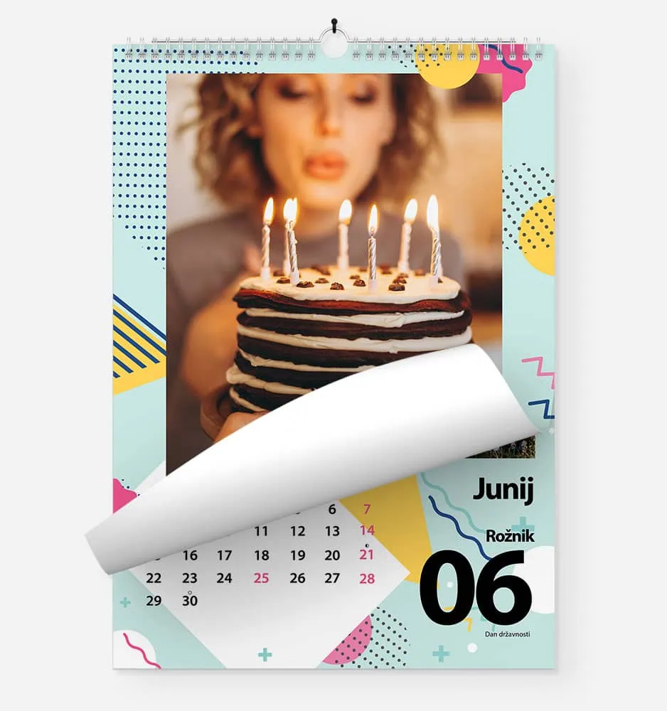 Stenski koledar s fotografijami.