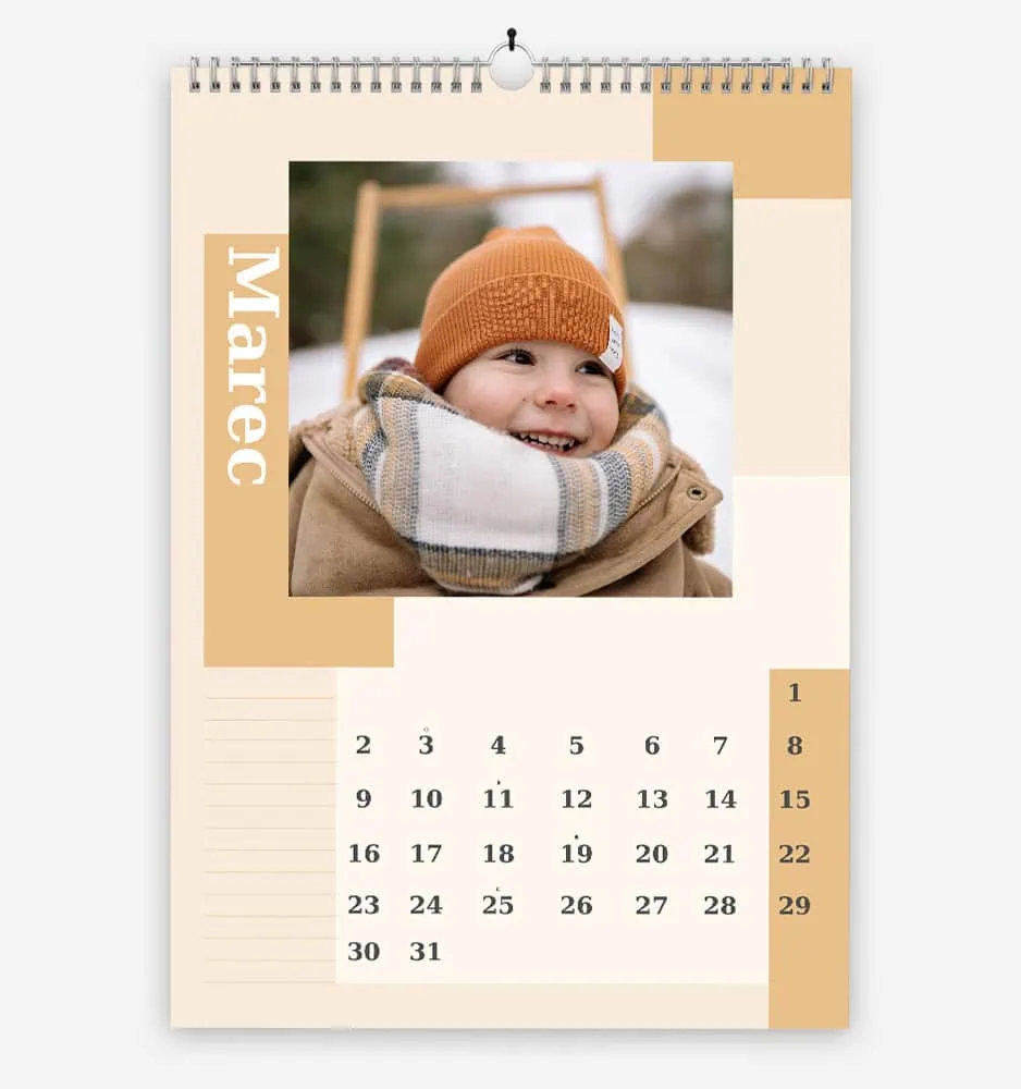 Stenski koledar s fotografijami.