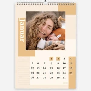 Stenski koledar s fotografijami.