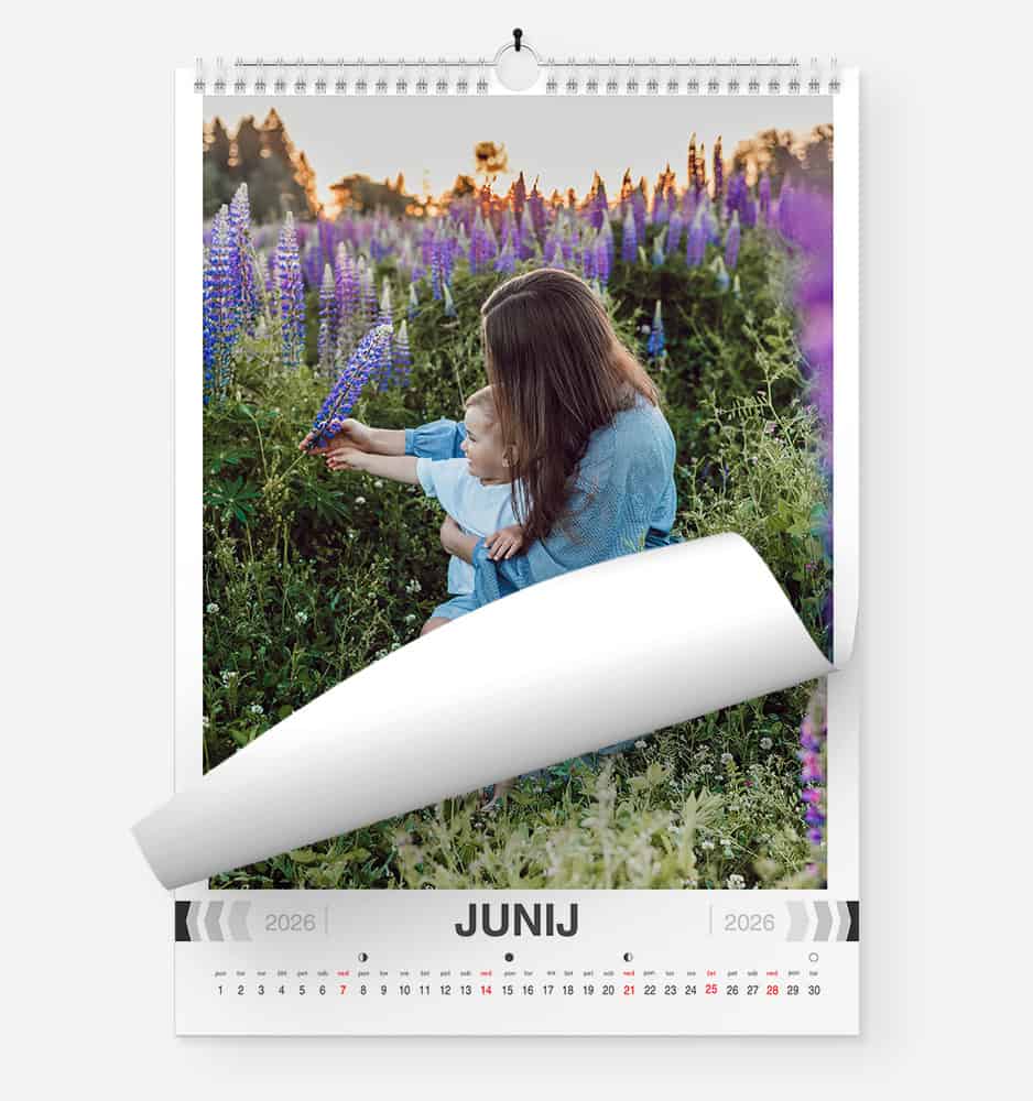 Stenski koledar s fotografijami.