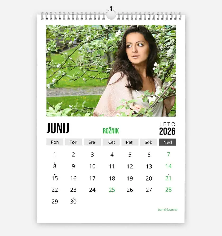 Stenski koledar s fotografijami.