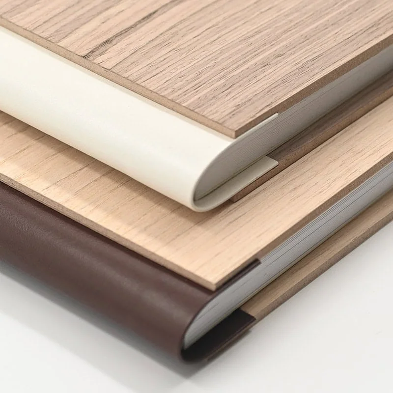 Profesionalna fotoknjiga z leseno platnico.