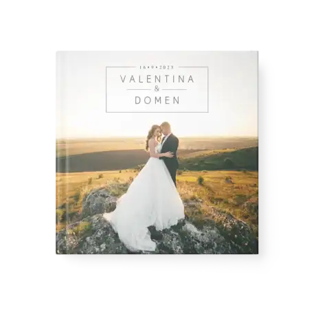 Klasična fotoknjiga s trdo platnico.