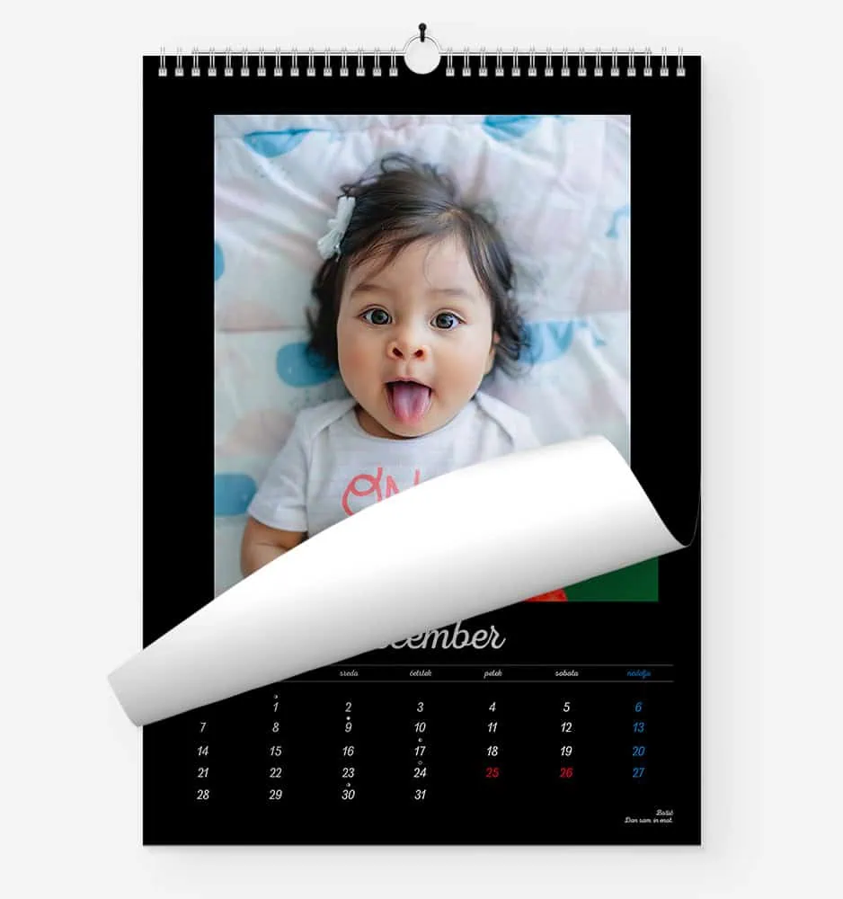 Stenski koledar s fotografijami.