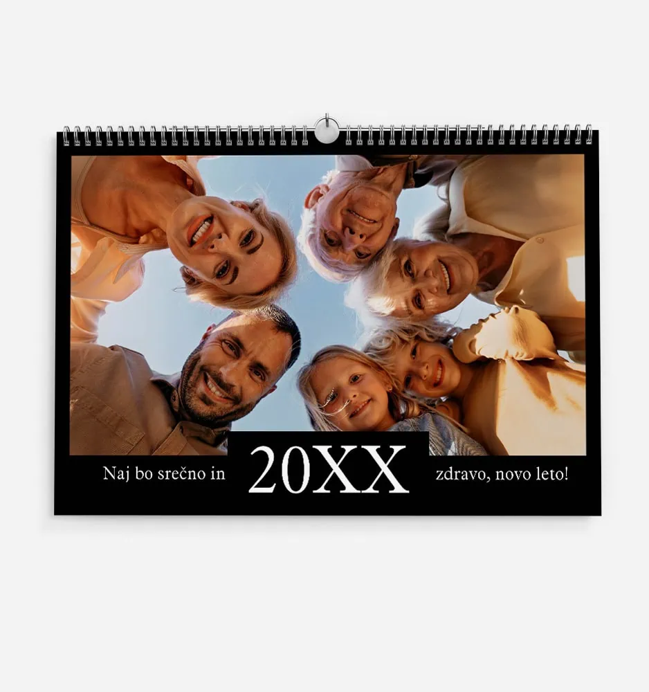 enojna_crna_2 Family celebrating New Year with a cheerful group photo on a calendar.