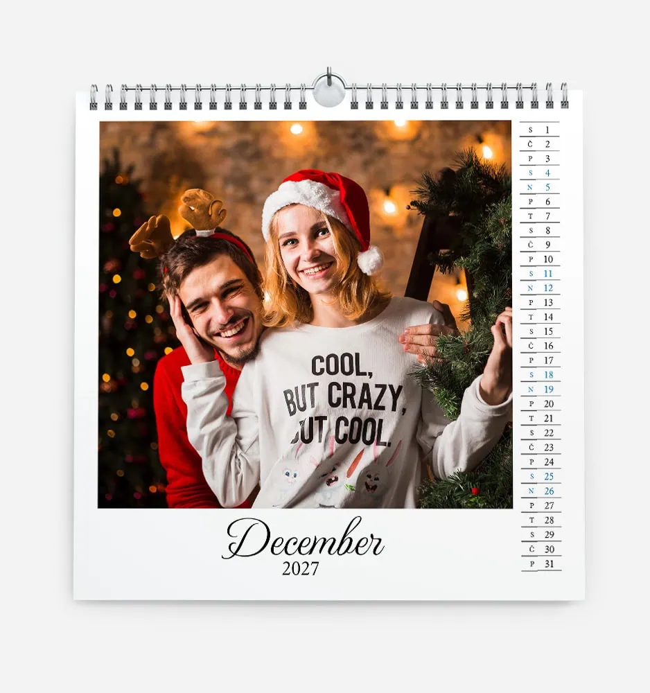 vertikal_k_6 Festive holiday photo of a smiling couple in Christmas hats and sweaters.