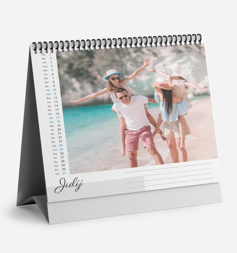 vertikalna_carovnija_k_0 Family enjoying a beach day with kids and parents in summer hats and casual clothes.