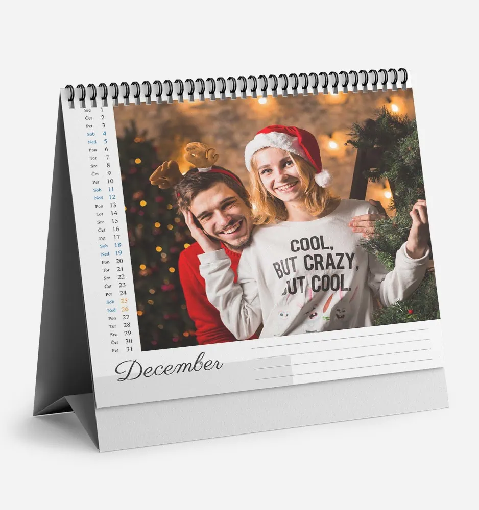 vertikalna_carovnija_k_3 Festive couple celebrating Christmas with Santa hats and reindeer antlers.